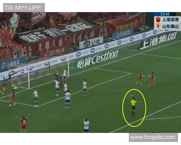 恒大与上港激战正酣汉超意外滑跪引发球迷热议 恒大与上港激战正酣汉超意外滑跪引发球迷热议